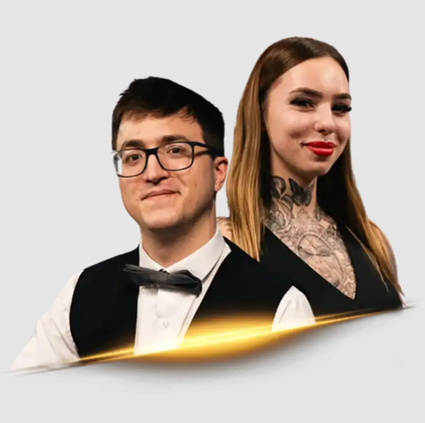 Krupiéři Live Casina — hrajte u stolů se živými dealery. Dva krupiéři live casina – muž v brýlích s motýlkem a usmívající se žena s tetováním.